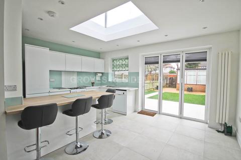 3 bedroom terraced house to rent, Tennyson Avenue, New Malden