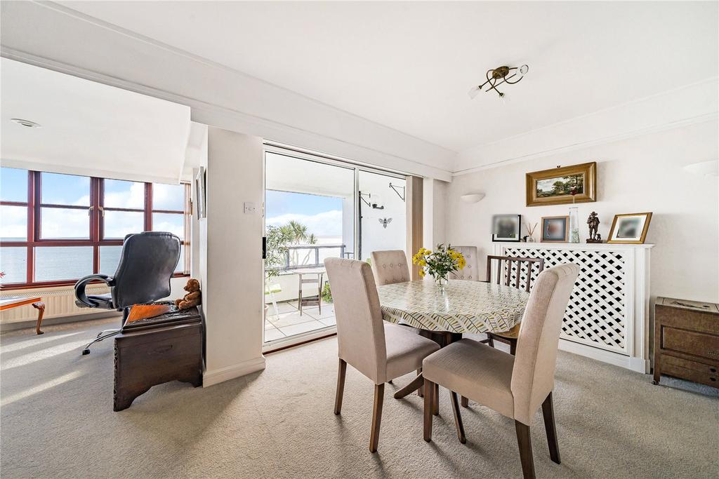 Living Room/Dining