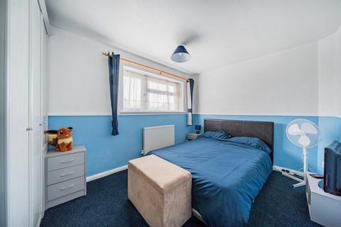 3 bedroom semi-detached house for sale - Cannock Road,  Aylesbury,  HP20