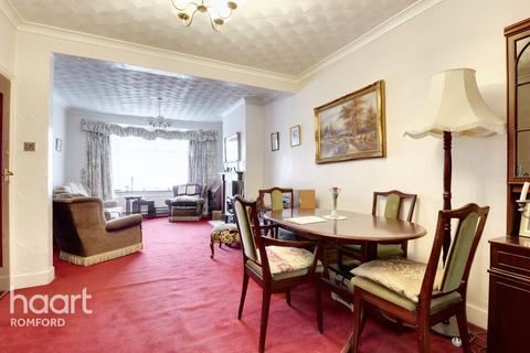 3 bedroom end of terrace house for sale - Pettley Gardens, Romford