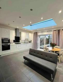 2 bedroom apartment to rent - The Roundway, London, N17