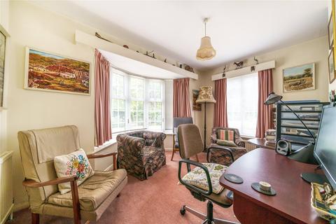Tullywhisker House Berry Lane, Worplesdon, Guildford, GU3 3PU