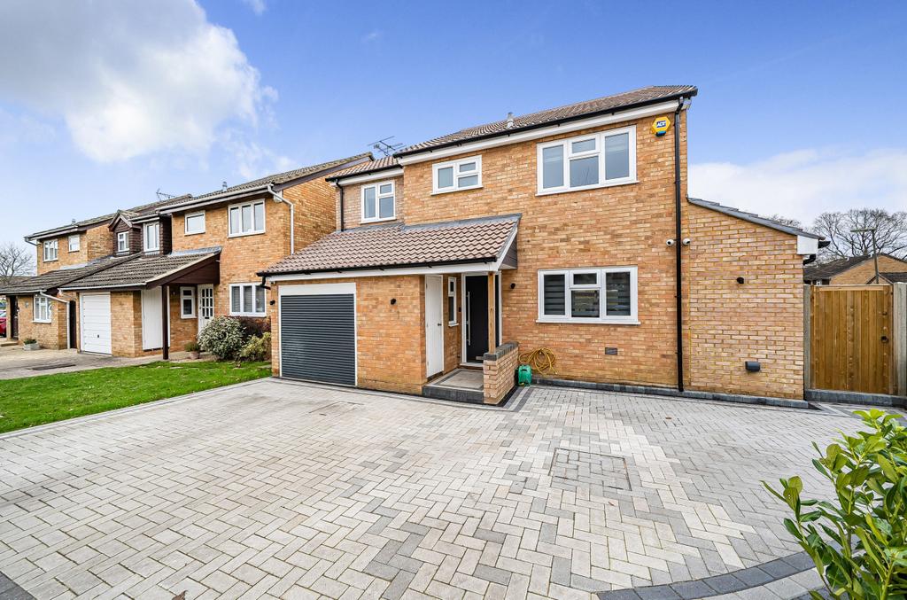 Woking, Woking GU21 4 bed detached house for sale £750,000