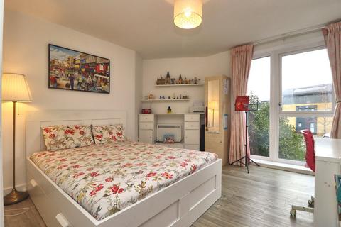 2 bedroom flat for sale, Woking, Surrey GU22