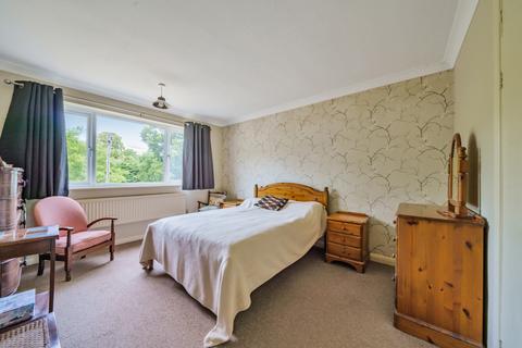 15 Egley Road, Woking, GU22 0AX
