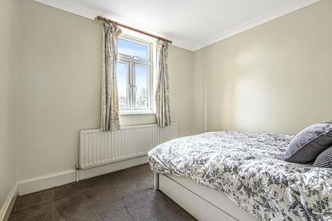 25 Frailey Hill, Woking, GU22 8EA