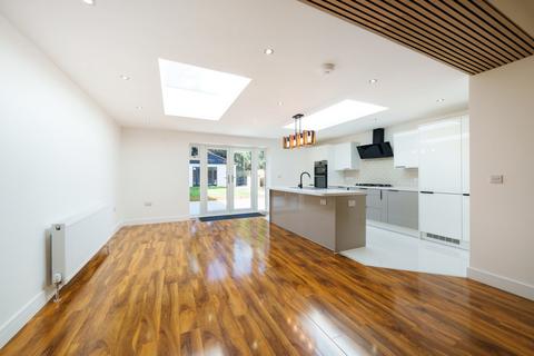 10 Poundfield Gardens, Woking, GU22 8JP