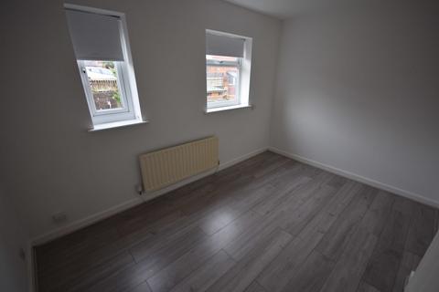 2 bedroom semi-detached house to rent, Ladywell Road, Tunstall