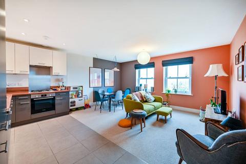 2 bedroom flat for sale, Pondside Avenue, Worcester Park, KT4