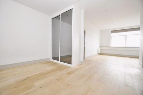 Studio to rent, Burlington Road, New Malden