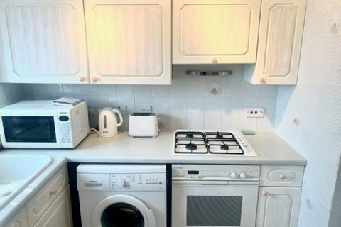 2 bedroom flat to rent, Whisperwood Close, Harrow Weald