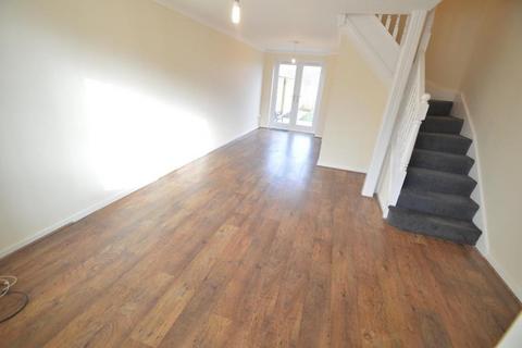 2 bedroom end of terrace house to rent, Clovers