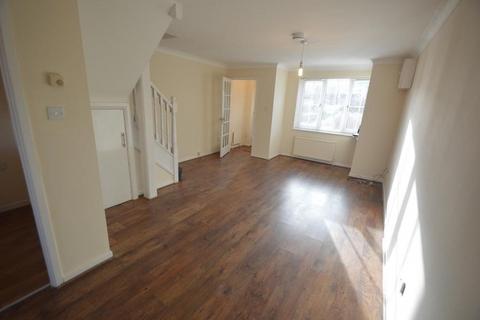 2 bedroom end of terrace house to rent, Clovers