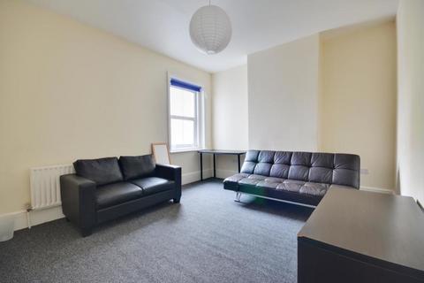 6 bedroom flat to rent, High Street, Uxbridge