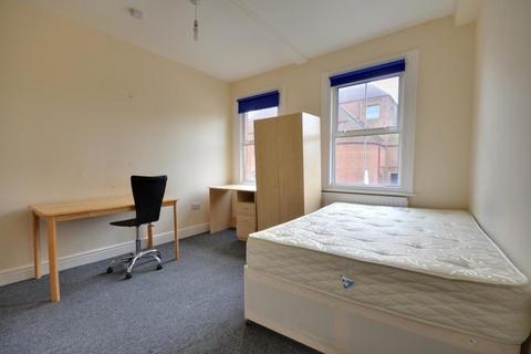 6 bedroom flat to rent, High Street, Uxbridge