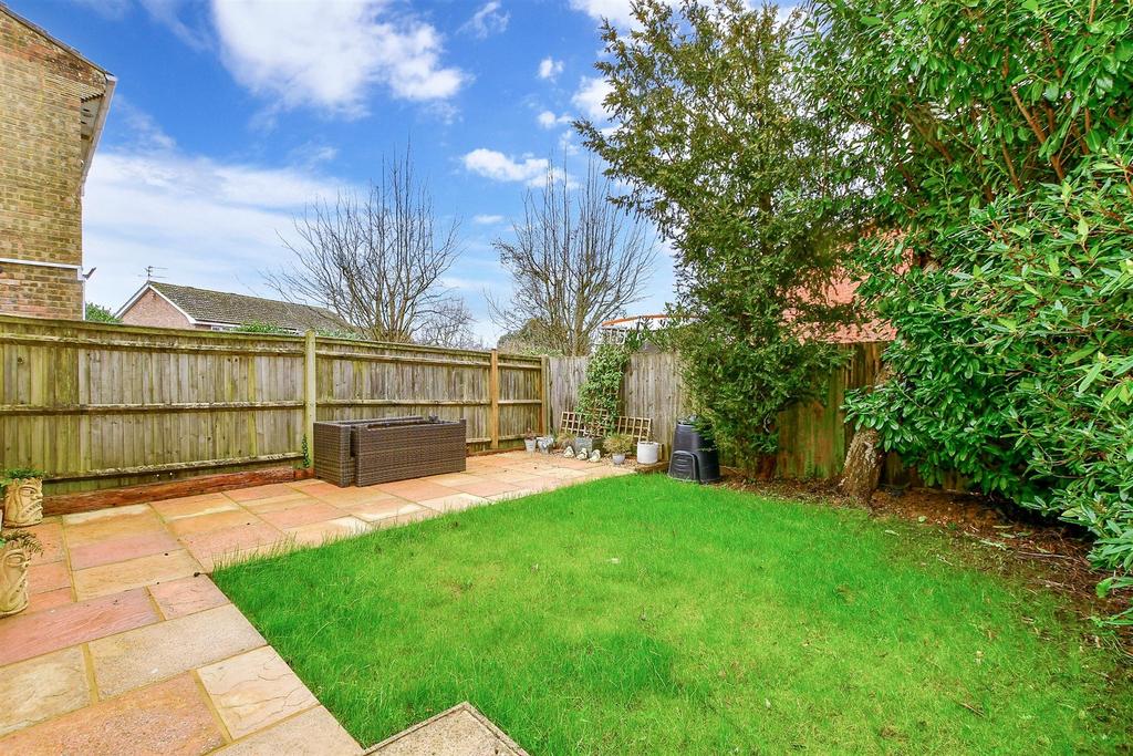 Beech Hill, Haywards Heath, West Sussex 3 bed link detached house £