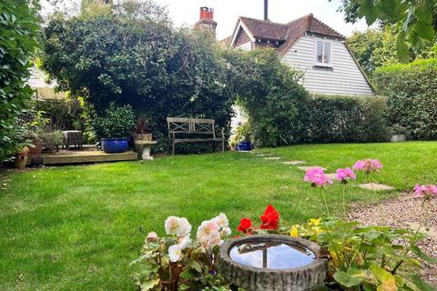 4 bedroom semi-detached house for sale, Iddenden Cottages, High Street, Hawkhurst, Kent, TN18 4PT