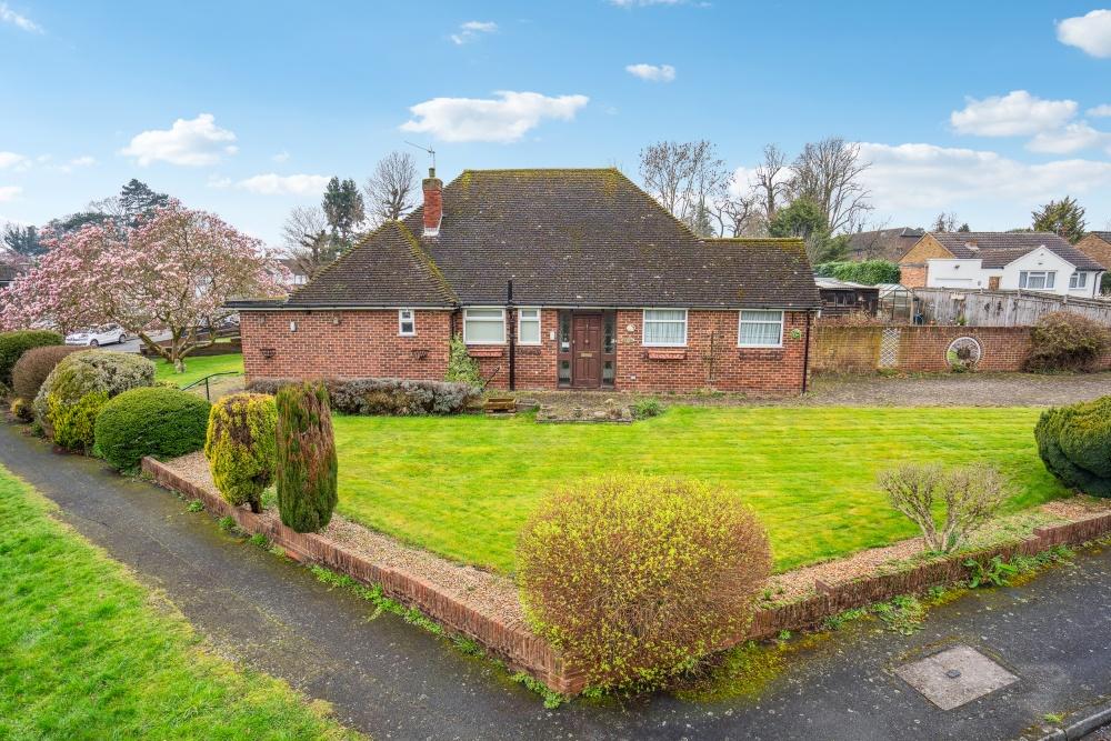 Post Meadow, Iver SL0 3 bed detached bungalow for sale - £725,000