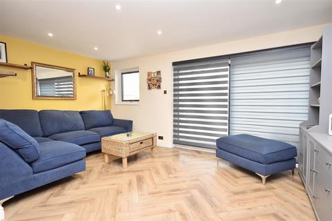 10 Avon Walk, Leighton Buzzard, LU7 3DE