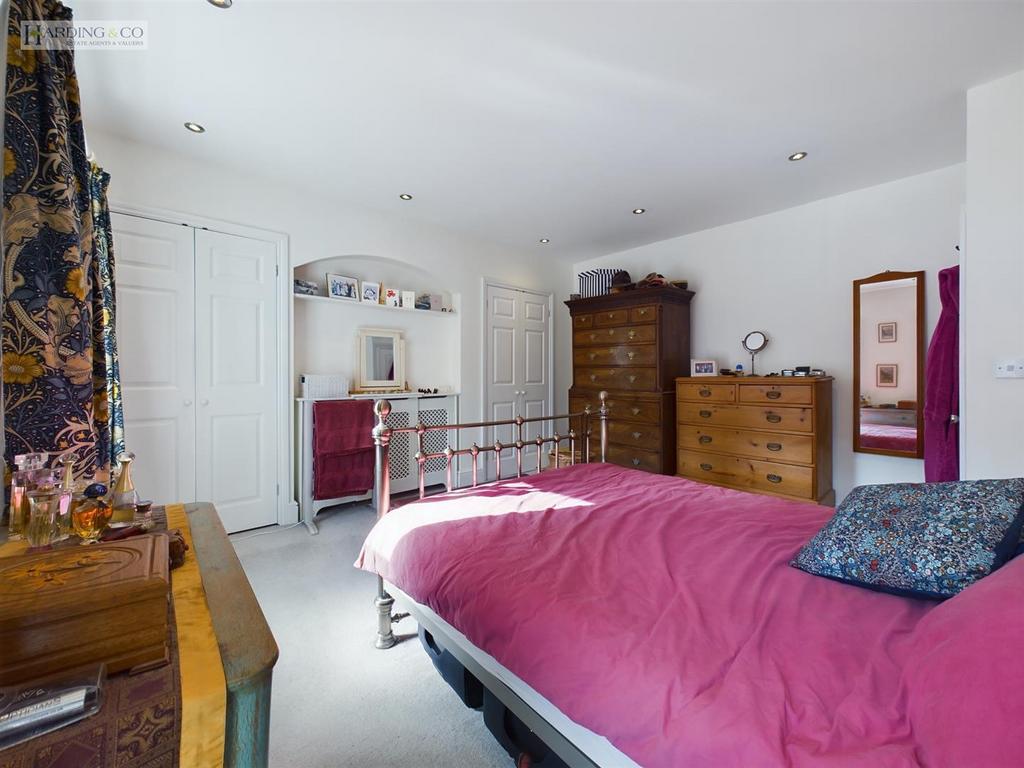 Bedroom 1 .3.jpg