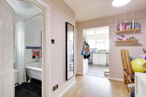 5 Field Road, Aveley, South Ockendon, RM15 4AL