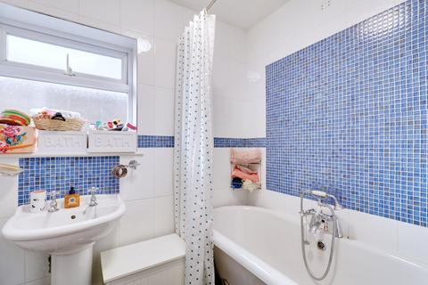 5 Field Road, Aveley, South Ockendon, RM15 4AL
