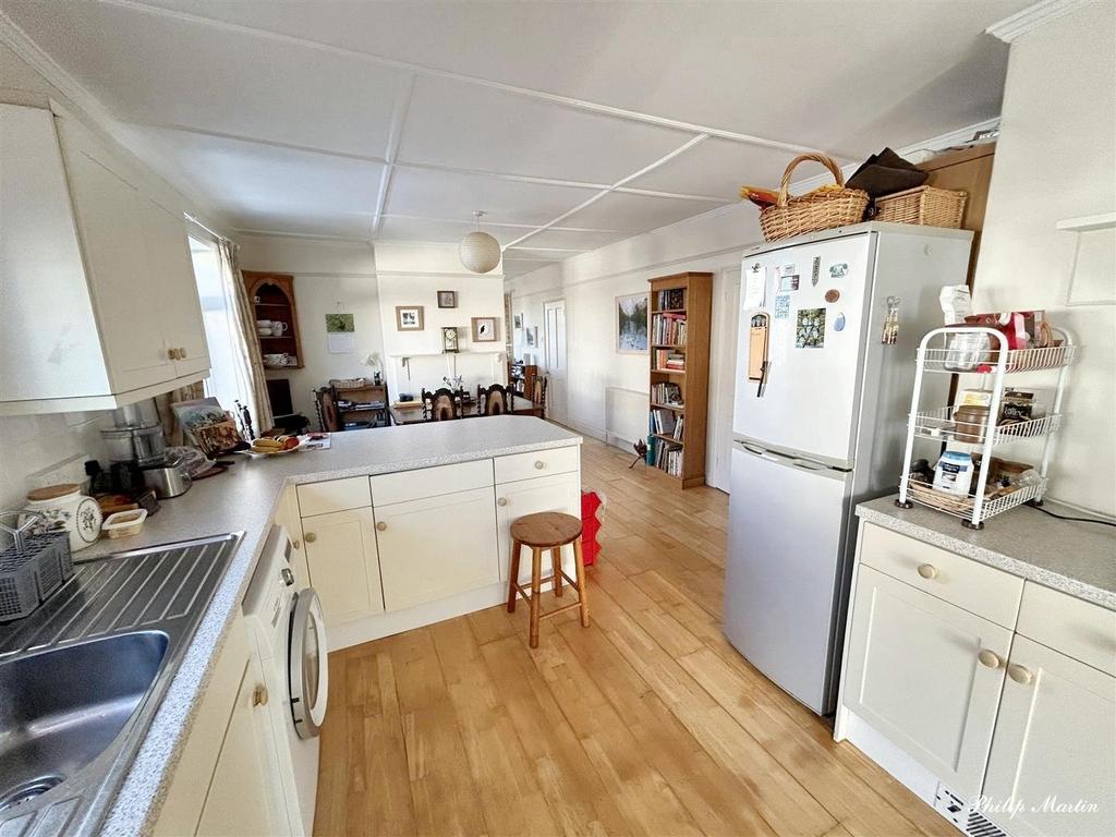 Kitchen 2.jpg