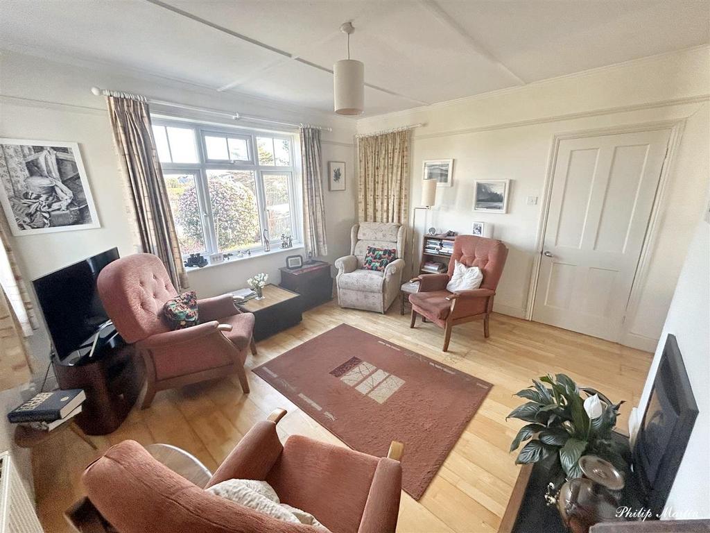 Sitting room 2.jpg