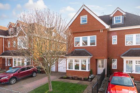 5 The Roseberys, Epsom, KT18 5JB