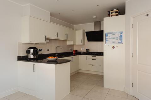 5 The Roseberys, Epsom, KT18 5JB