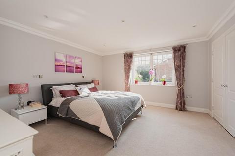 5 The Roseberys, Epsom, KT18 5JB