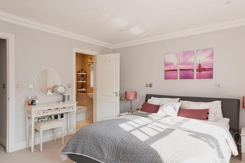 5 The Roseberys, Epsom, KT18 5JB