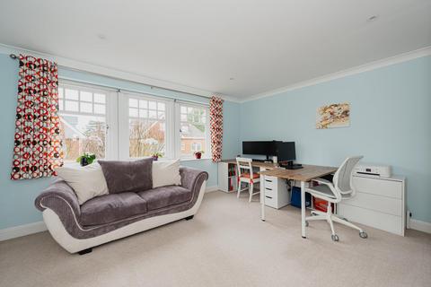 5 The Roseberys, Epsom, KT18 5JB