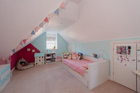 5 The Roseberys, Epsom, KT18 5JB