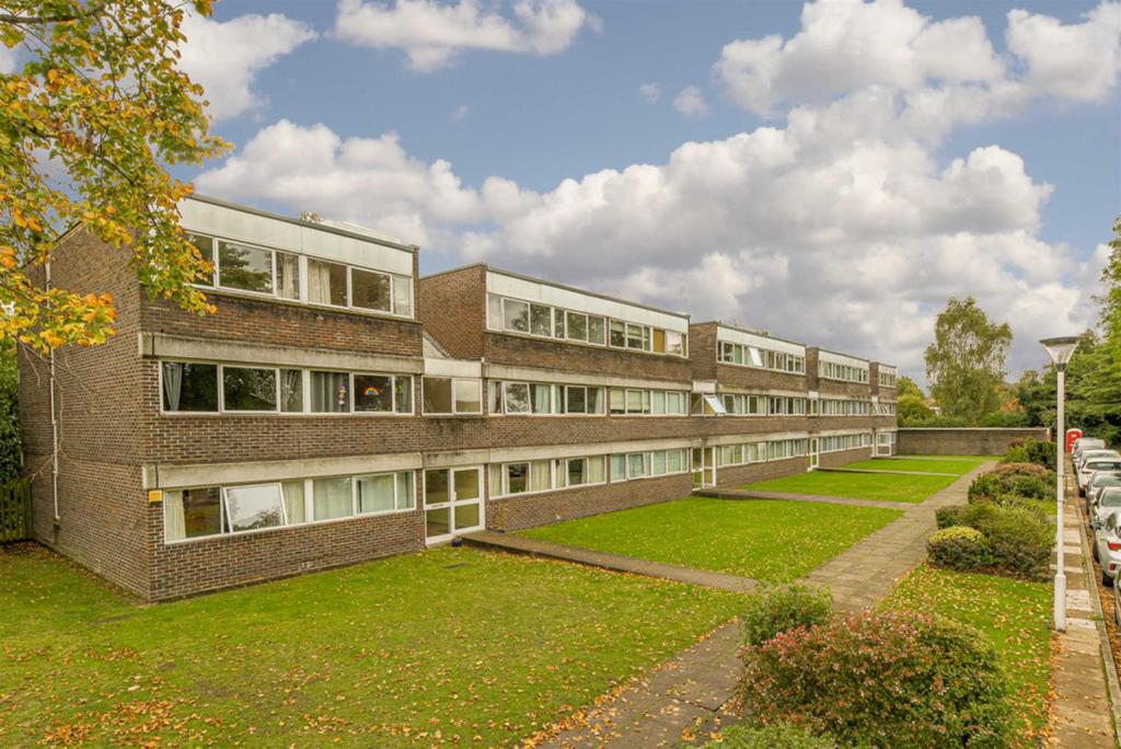 Chichester Court, Ewell Village 2 bed flat for sale £300,000