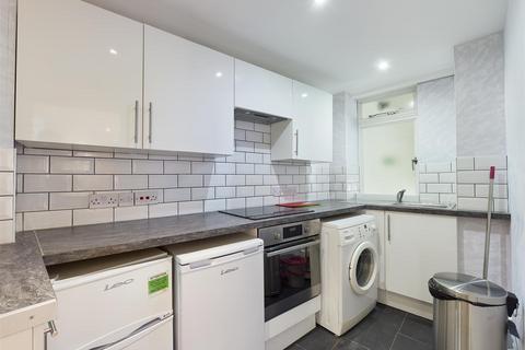 3 bedroom flat to rent, Embassy Court, Kings Road, Brighton
