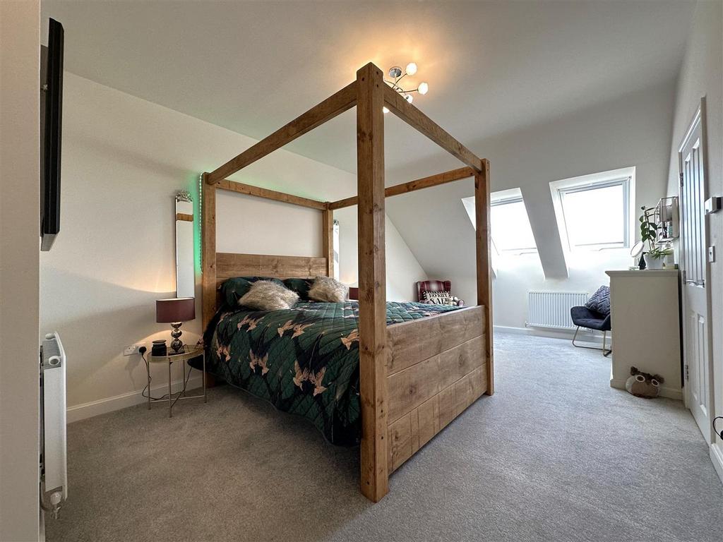 Large Master Bedroom 411