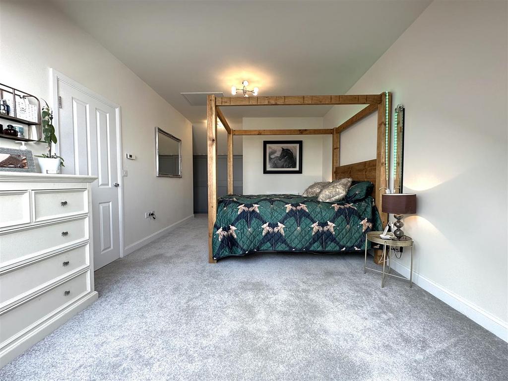 Master Bedroom With Fitted Wardrobes 415