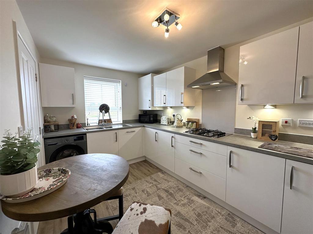 Extensive Contemporary Kitchen 457