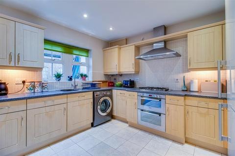 4 bedroom townhouse for sale, Chaloner Grove, Wakefield WF1