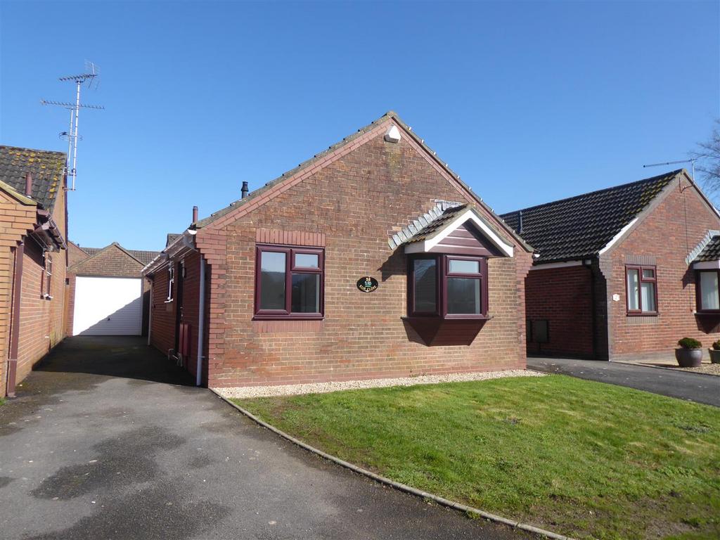 Elm Close, Sturminster Newton 2 bed detached bungalow £1,050 pcm (£