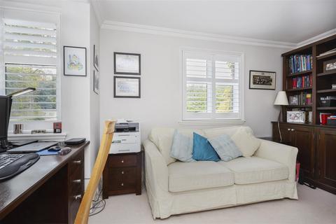 The Lodge Wrens Hill, Oxshott, Leatherhead, KT22 0HN