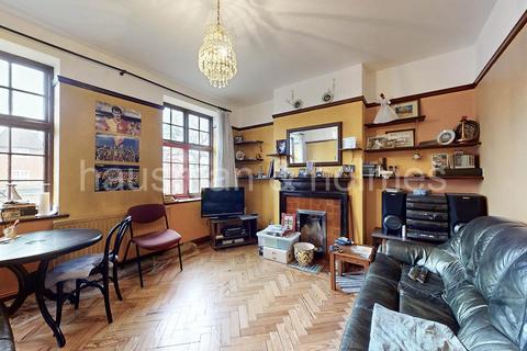 2 bedroom flat for sale, The Market Place, NW11