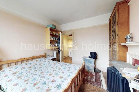 2 bedroom flat for sale, The Market Place, NW11