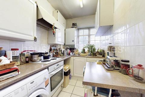 2 bedroom flat for sale, The Market Place, NW11