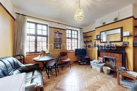 2 bedroom flat for sale, The Market Place, NW11