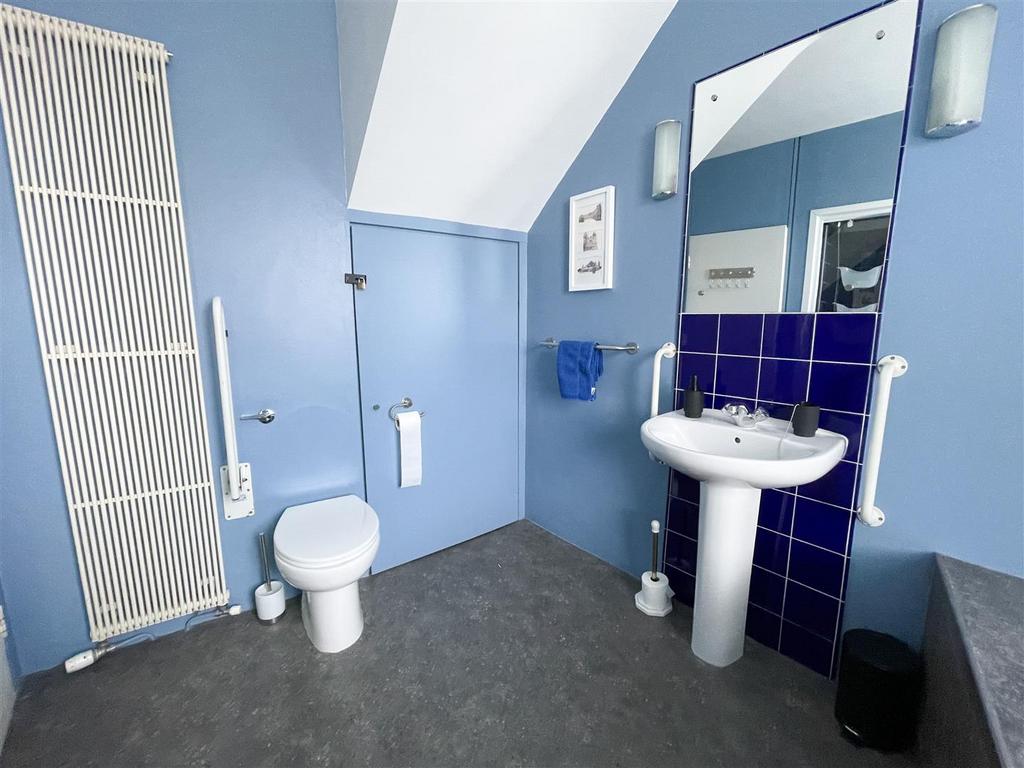 Bathroom 1.jpg