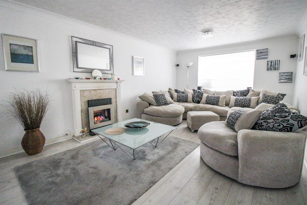 Great Portway, Great Denham, Bedford 4 bed detached house for sale £