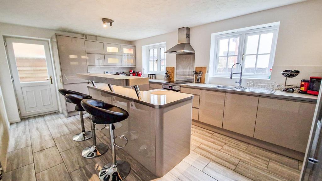 Great Portway, Great Denham, Bedford 4 bed detached house for sale £