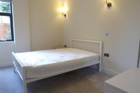 3 bedroom flat to rent, Amesbury Avenue, London SW2
